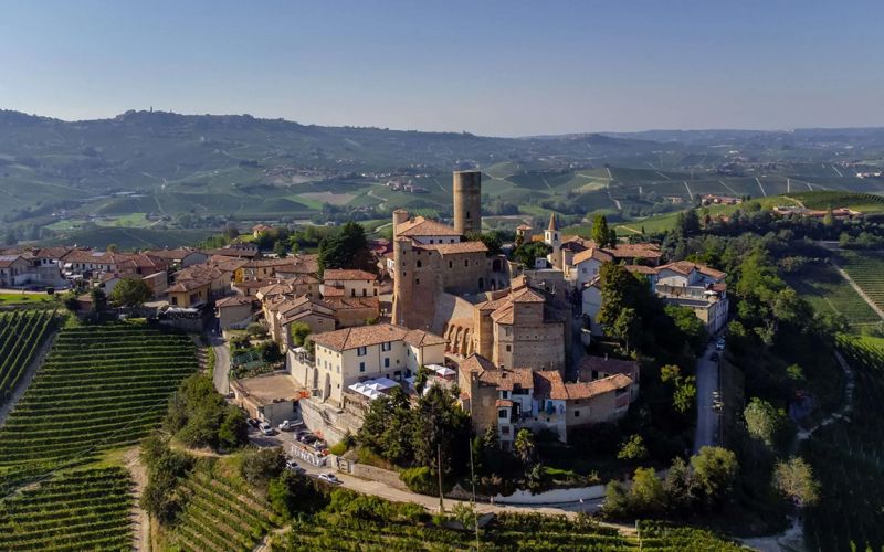Esclusivo Tour nel Barolo con Partenza da Firenze